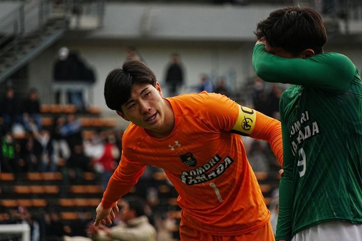 画像: 敗戦後に青森山田イレブンを整列させる松田（写真：浅野凜太郎）