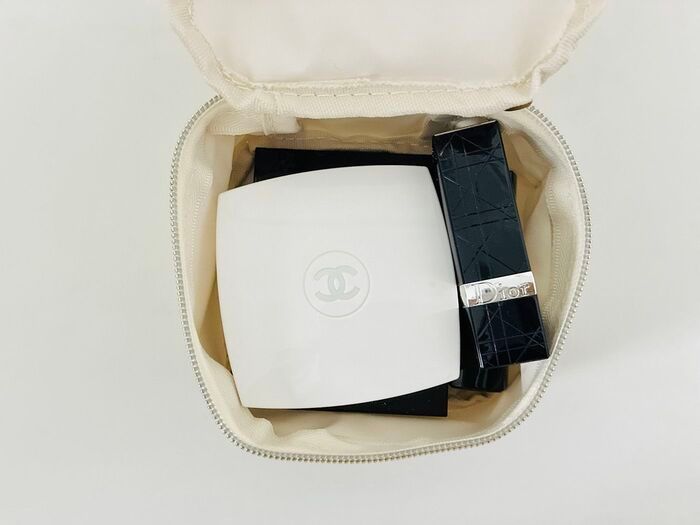 GLOW（グロー）2026年1.2月合併号、小さいポーチにコスメ類を入れた画像。ファンデーションなどがちょうどよくおさまっている