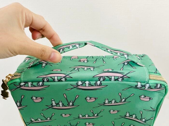 GLOW（グロー）2026年1.2月合併号、大きいポーチの取っ手部分の長さを見せる画像