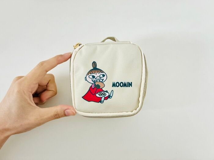 GLOW（グロー）2026年1.2月合併号、小さいポーチの画像。手で大きさがわかるように比較している