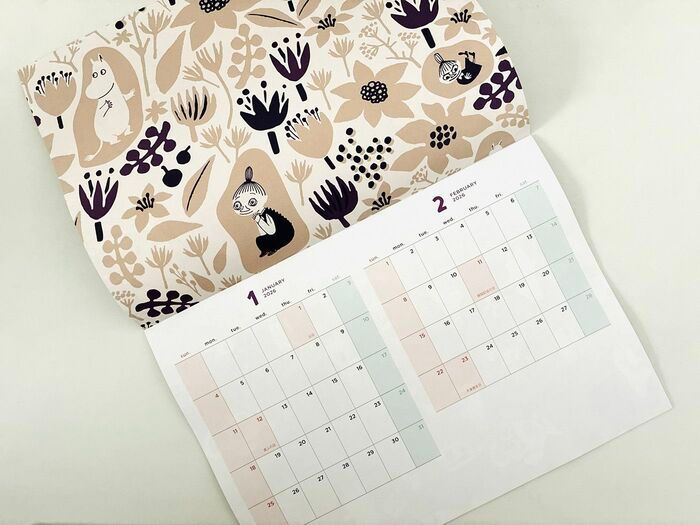 GLOW（グロー）2026年1.2月合併号、カレンダーの1枚目をめくったところ。中の様子がよくわかる