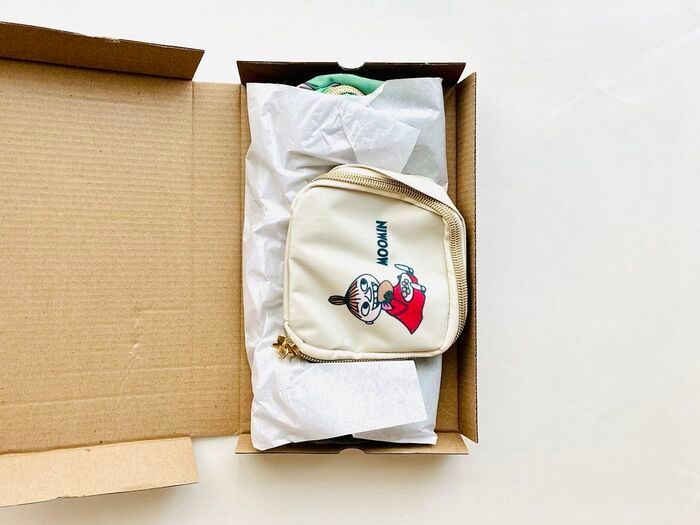 GLOW（グロー）2026年1.2月合併号、付録の外箱を開けたところの画像。中にはポーチが見える