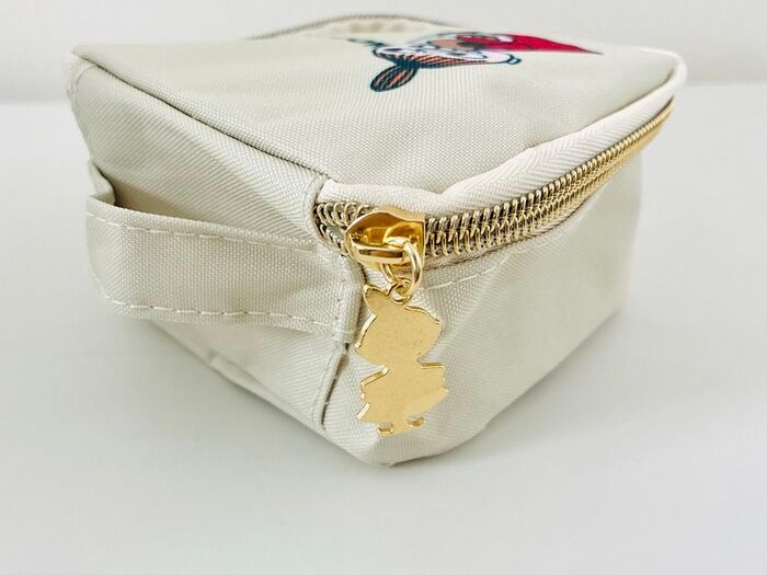 GLOW（グロー）2026年1.2月合併号、小さいポーチのチャックを見せる画像。大きいポーチ同様、リトルミィのチャームがついている