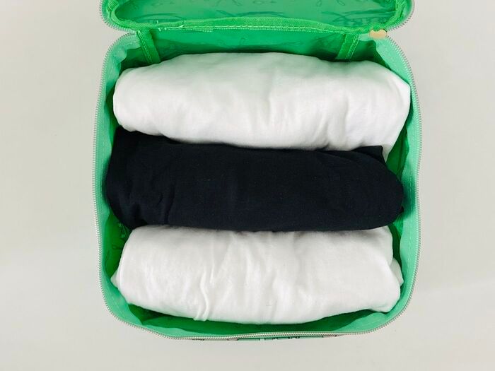 GLOW（グロー）2026年1.2月合併号、大きいポーチの中にTシャツ3枚を入れてすっぽり収まっている様子の画像