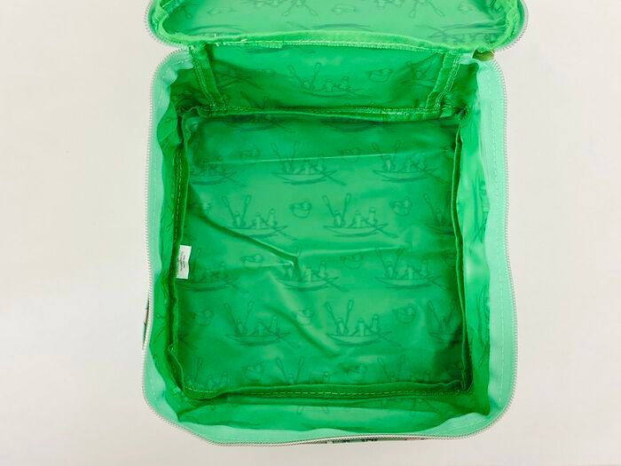 GLOW（グロー）2026年1.2月合併号、大きいポーチを開けて中の仕様を見せる画像