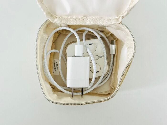 GLOW（グロー）2026年1.2月合併号、小さいポーチにガジェット類のコードなどを入れている画像