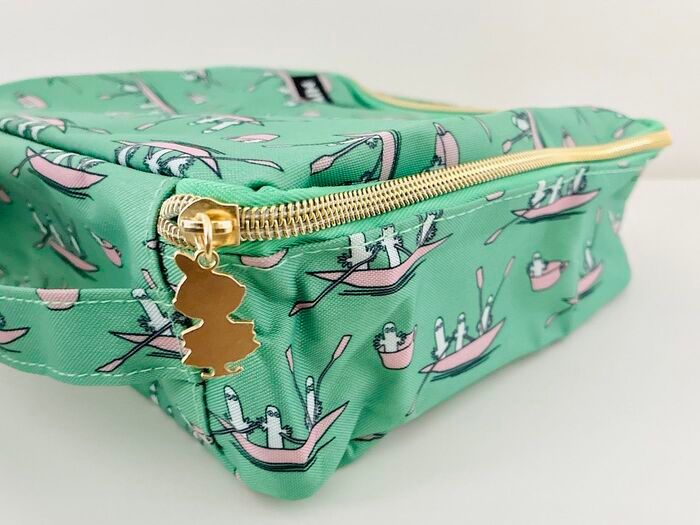 GLOW（グロー）2026年1.2月合併号、大きいポーチのチャックの部分を見せる画像。ゴールドでリッチな印象。チャームとして金のリトルミィがついている