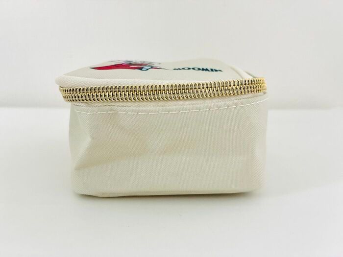 GLOW（グロー）2026年1.2月合併号、小さいポーチを横から見せる画像。高さがわかる