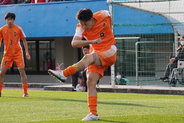 画像: クロスを上げる池口（写真中央、左から2番目 縄手猟）