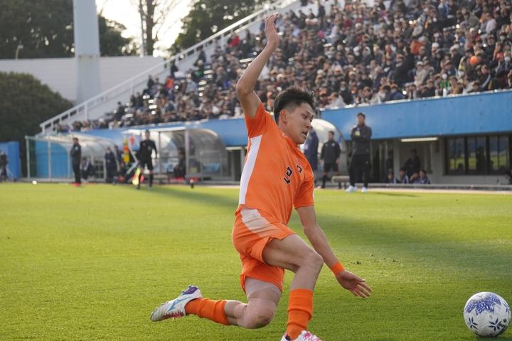 画像: 前線から果敢にボールを奪いに行く池口（写真中央 縄手猟）