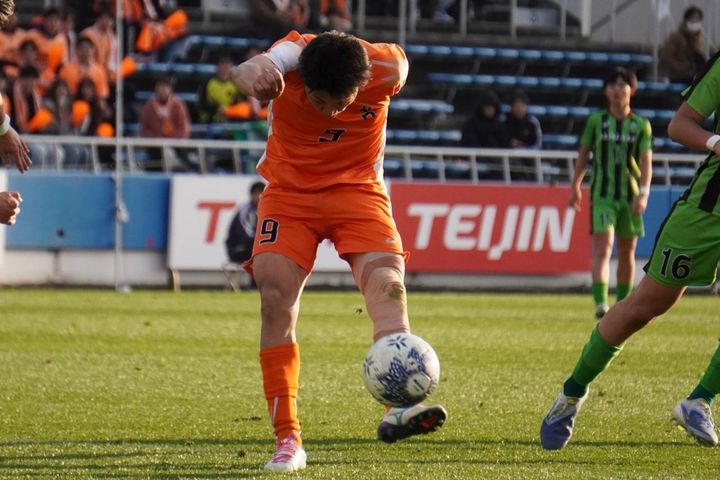 画像: 強引にシュートまで持ち込むプレーが池口の持ち味だ（写真中央 縄手猟）