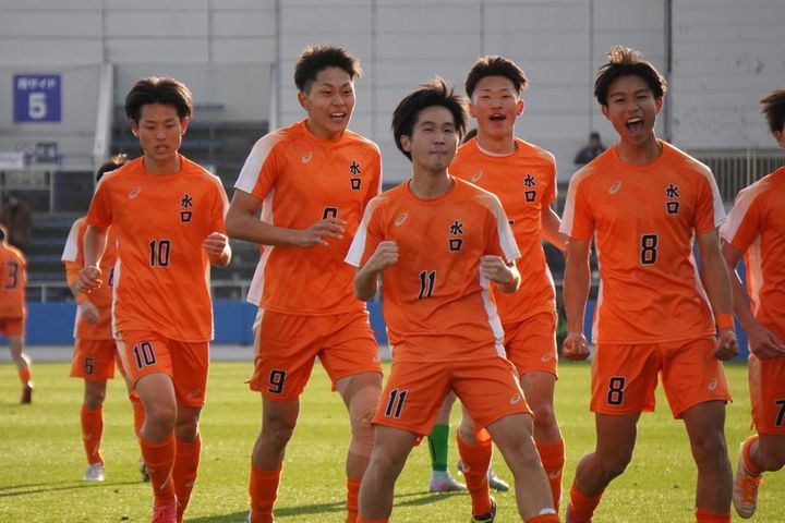 画像: この日、チーム3点目の得点を挙げた重田（写真中央）とアシストを記録した池口（写真左から2番目 縄手猟）