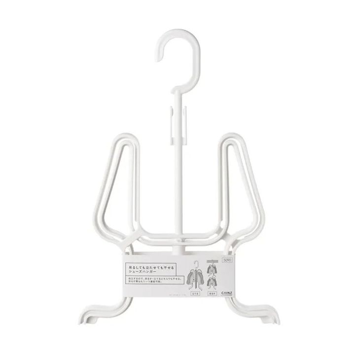 カインズの吊るしても立たせても干せるシューズハンガーのビジュアル