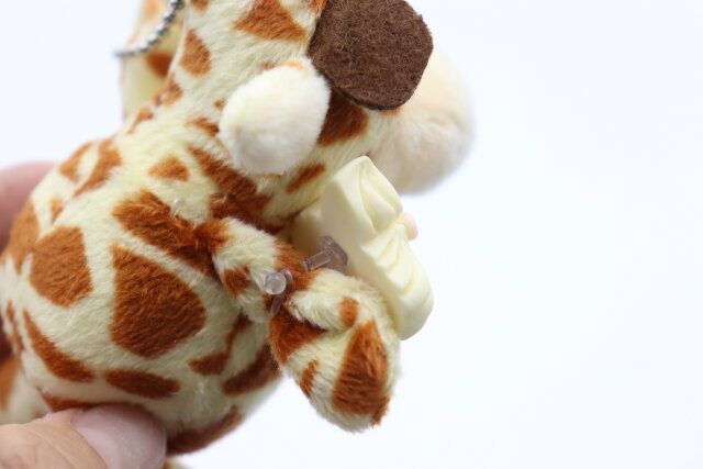 セリアの抱っこパーツはドールの腕に挟める