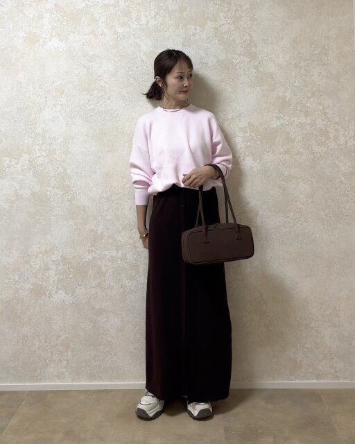 ユニクロスムースコットンクルーネックセーターとリブニットタイトスカートコーデ