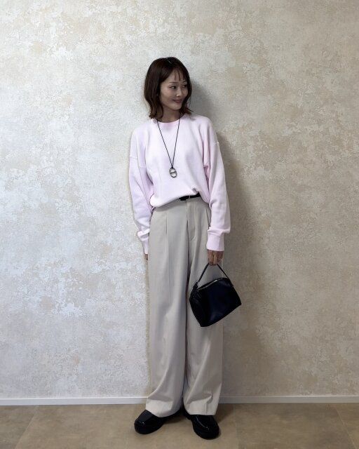 ユニクロスムースコットンクルーネックセーターとアイボリースラックスコーデ