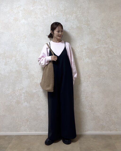 ユニクロスムースコットンクルーネックセーターと黒サロペットコーデ