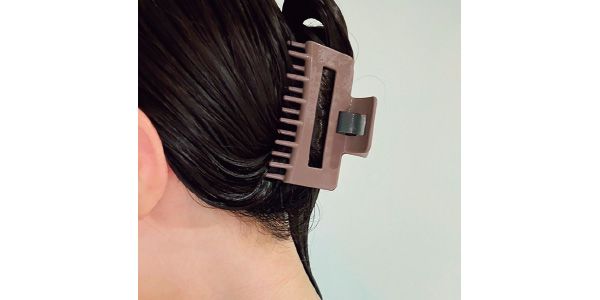 浴室でトリートメントをなじませるブラシと、さらに湯船に浸かるときにまとめるクリップの2WAY仕様が優秀すぎ！