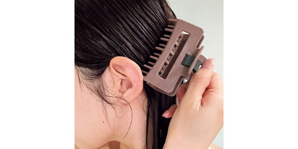 ダイソー 髪になじませるトリートメント コーム付ヘアクリップ