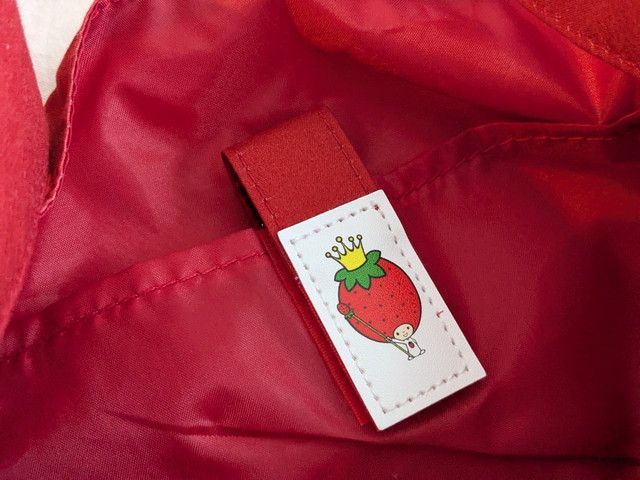 内側に付いたいちごの王さまプリントのタグ