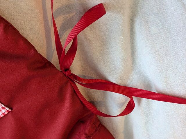 トートバッグのサイドに付いたリボンディテール