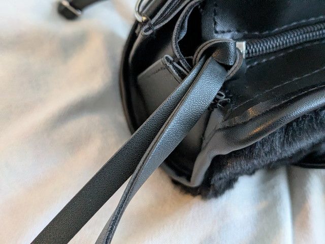 取り外し可能なショルダーストラップとファスナー引き手