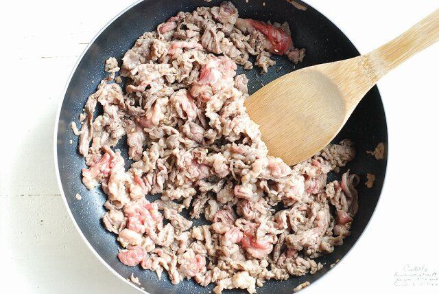 フライパンに牛小間肉を入れて炒める