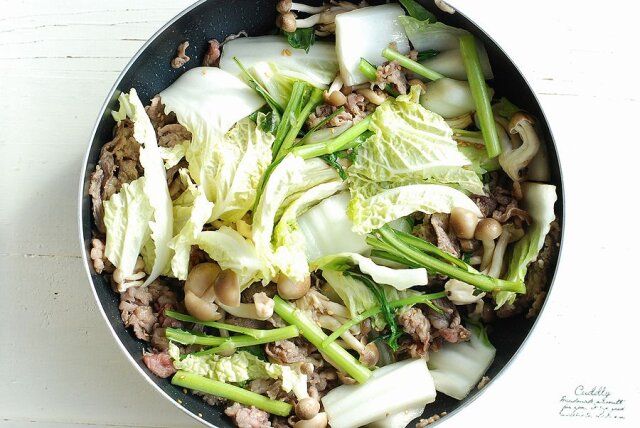 最後に春菊を加えざっと炒め合わせる