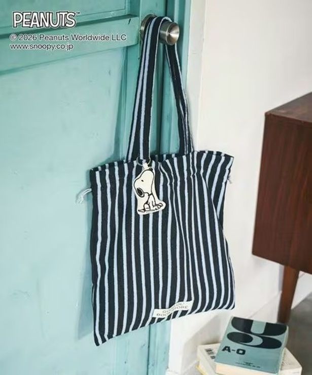 「チャーム付きパイル生地トート(チャコール)」(3990円) 