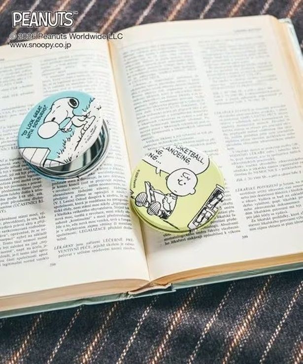 「コンパクトミラー」(1490円)写真左からライトグリーン、ライトイエロー