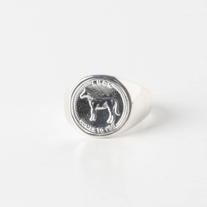 画像: SYMPATHY OF SOUL STYLE LUCK Horse Coin Ring ¥16,500（かぐれ） 出典：アーバンリサーチ