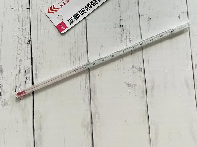 ダイソー 料理用温度計 長さがあるため鍋の外から温度を確認しやすい