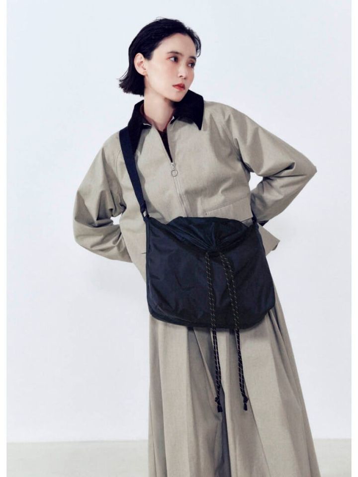 バッグ￥16,500（リンク） ジャケット￥11,000、スカート￥7,990（ともにザ ショップ ティーケー）、中に着たシャツ￥7,920（クロエンス／すべてワールド プレスインフォメーション）