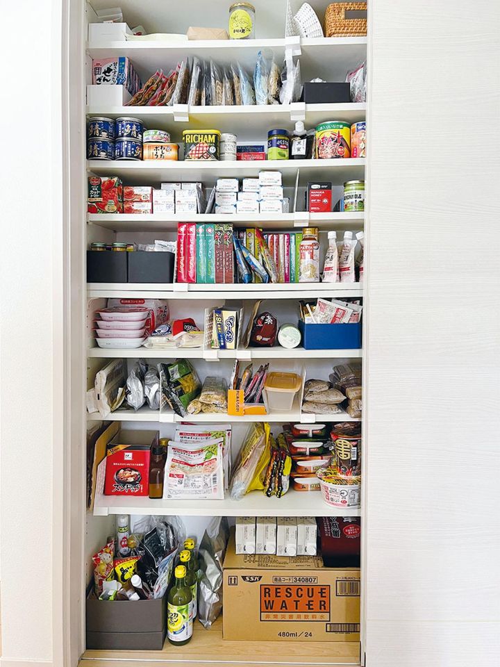 キッチン近くの収納は半間分をパントリーに。奥行きの浅い棚にパッケージのまま並べているので、何が、どこに、どれだけあるのかがわかりやすい。