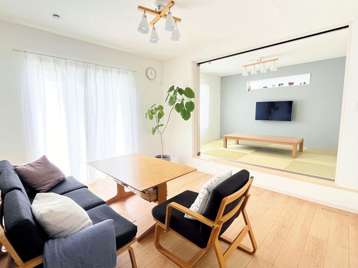 Rinさんが「設けて大正解だった」と言うダイニング隣の和室。横になってくつろいだり、ゲストに泊まってもらったりと多用途に使える。2人の孫との遊び場としても重宝。