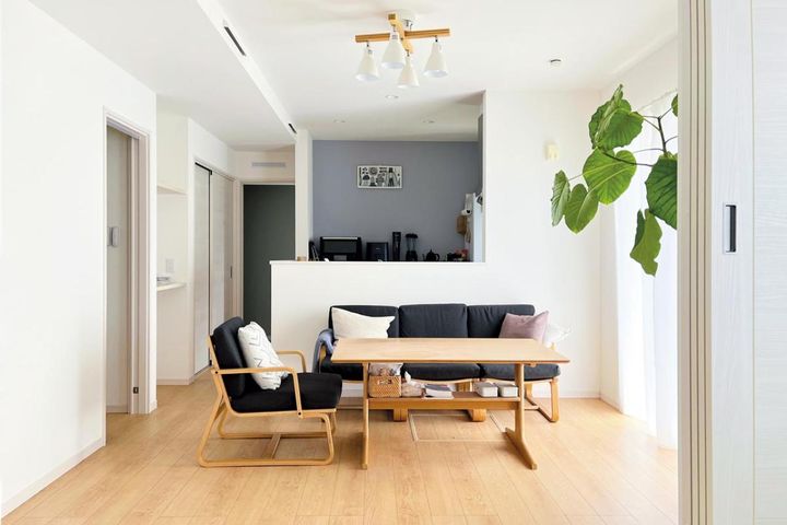 「無印良品」の「リビングでもダイニングでもつかえるシリーズ」の家具を置いたダイニング。夕食後、Rinさんはこちら、夫は和室と、いい距離感で過ごしているそう。