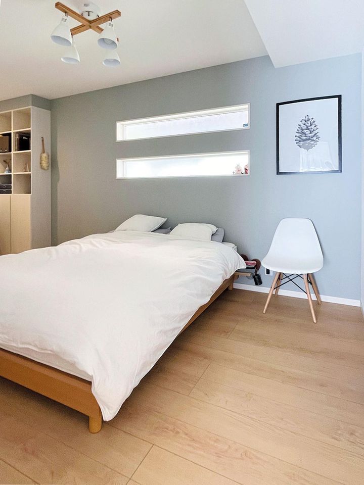 地震対策で置くものを最小限にしている寝室。左手奥の本棚は造りつけに。