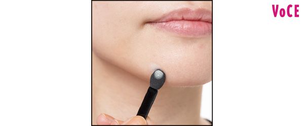 肌に近い色を重ね、グリーンみをオフ