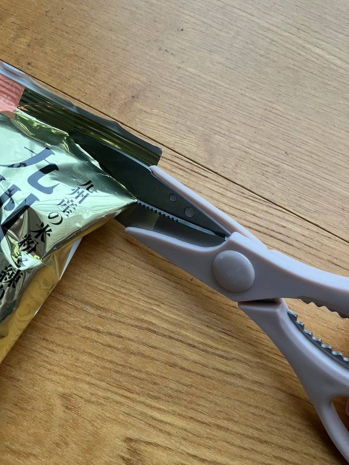 Seria(セリア)：キッチンはさみ ピンク