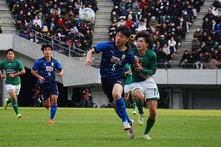 画像: ロングボールに対応する村上（中央左、写真：浅野凜太郎）