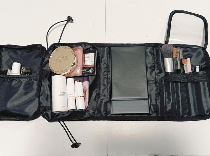 3COINSさん、天才ですか？『コスメ解決ポーチ』がもはや持ち歩けるドレッサー！優秀すぎる♡