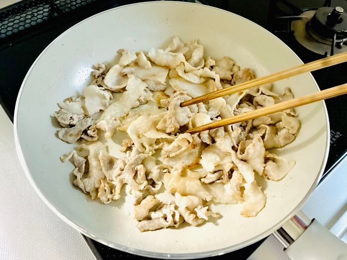 豚こま、もうほぐしません！お肉がかたくならない炒め方。プロも実践の裏ワザです♪