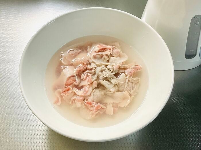 豚こま、もうほぐしません！お肉がかたくならない炒め方。プロも実践の裏ワザです♪