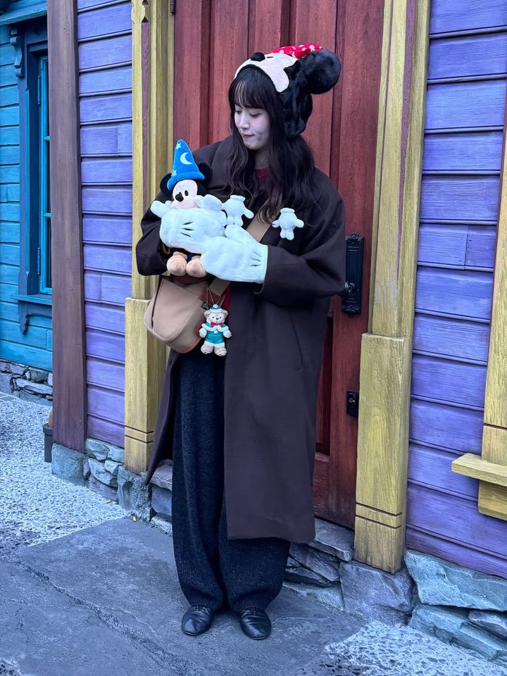 ロングコートでキャラクターのアイテムも大人っぽくまとめて 出典：WEAR