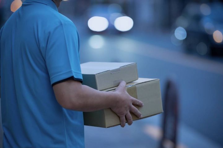 荷物を持つ男性