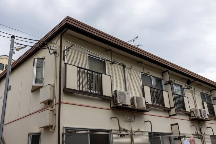 出窓のある古いアパート