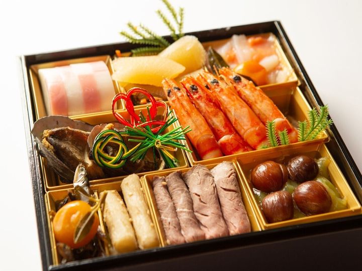 【管理栄養士が回答】おせちには、栄養が偏りがち、塩分や糖分過多になりやすいといった特有のリスクがあります。おせちを健康的においしく楽しむための具体的なコツと、一緒に食べるべき食品をご紹介します。（※画像：Shutterstock.com）