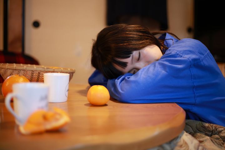 寒い夜にこたつでうたた寝をすると睡眠の質に悪影響？（画像はイメージ）
