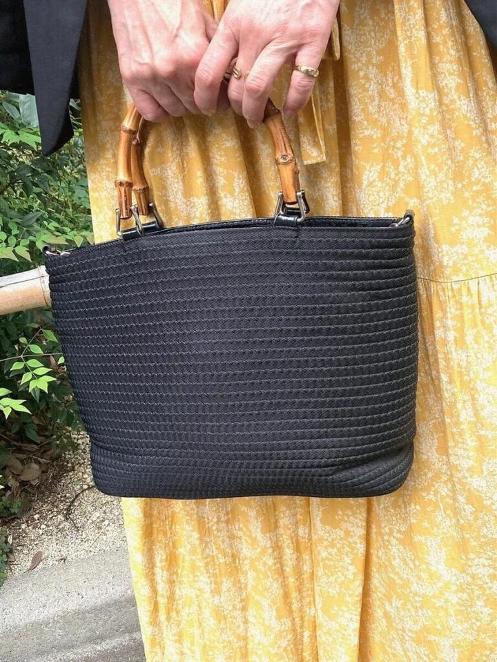 「バッグは『Gucci』の黒いハンドバッグに。ジャケットや靴に合わせた黒と、バンブーがワンピースの色にも馴染んでいいなかなとこちらをチョイス」