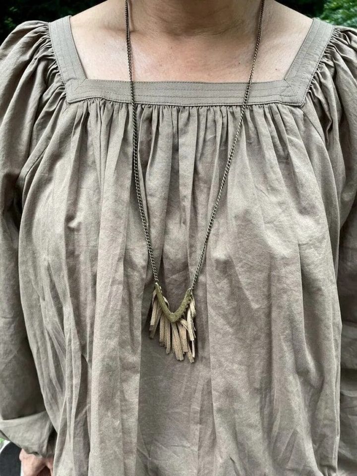 「ネックレスは、20年以上前にアンティークのお店で買ったもの。いろいろな服に合わせやすくてずっと愛用しています」